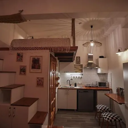 Unique Hunter's Hut Concept Tiny House إزمير